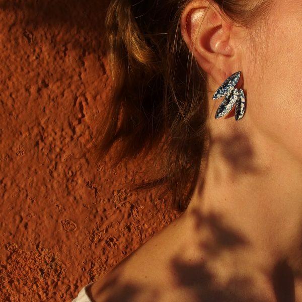 Anhelo pequeño. Blanco - Azul oscuro